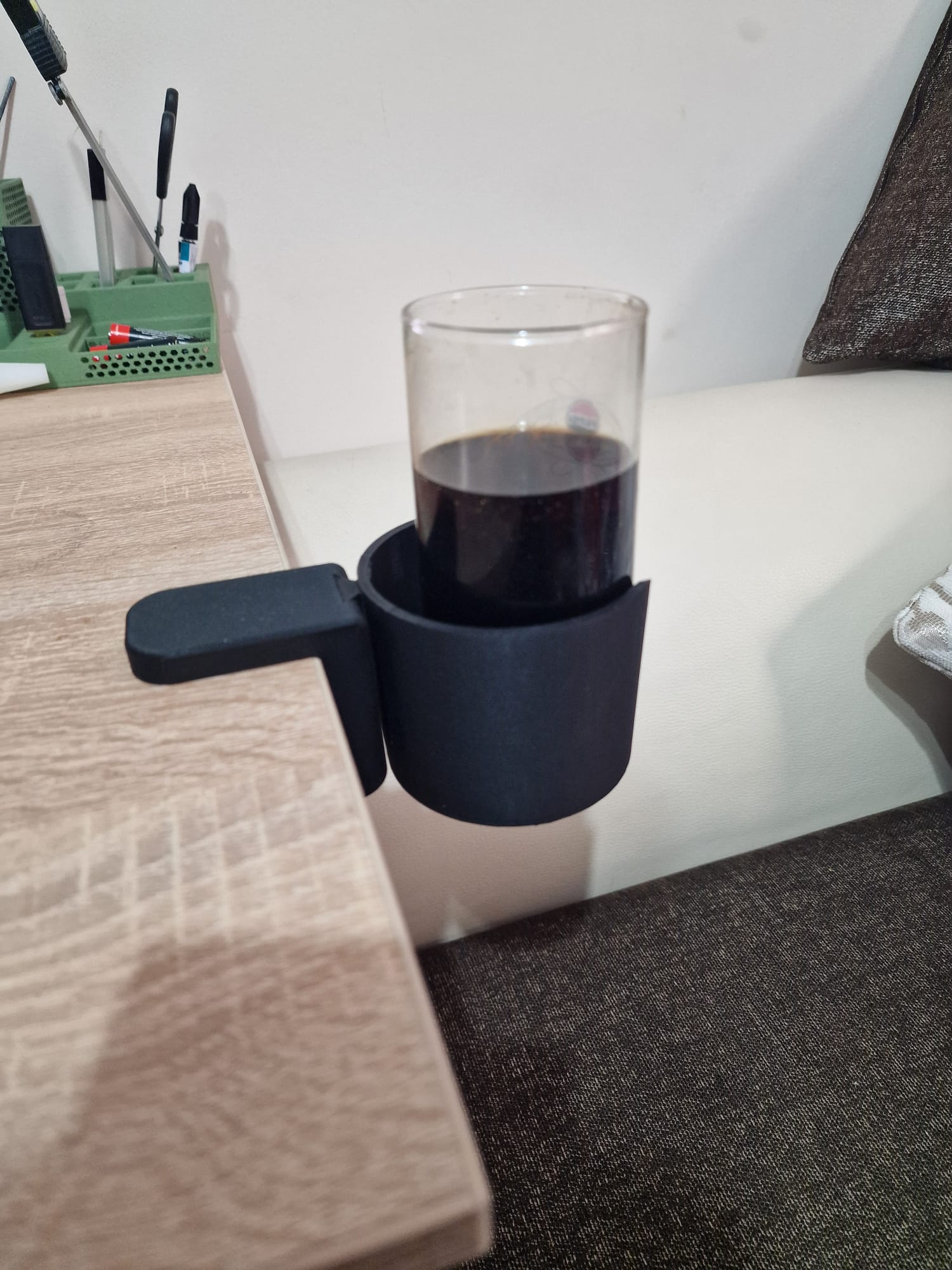 Paharul tău în siguranță, oriunde! Suportul de masă perfect suport pahare birou