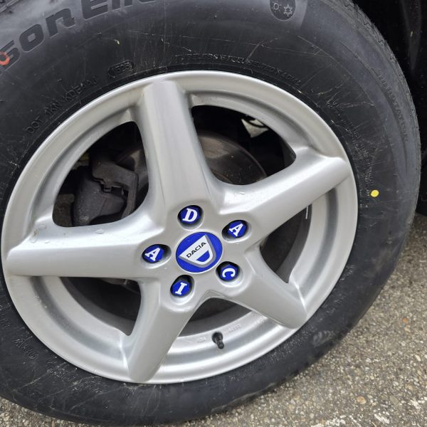 Set 20 Capace Prezoane 17mm cu Inscripție "Dacia" + Unealtă de Extracție Duster,logan etc