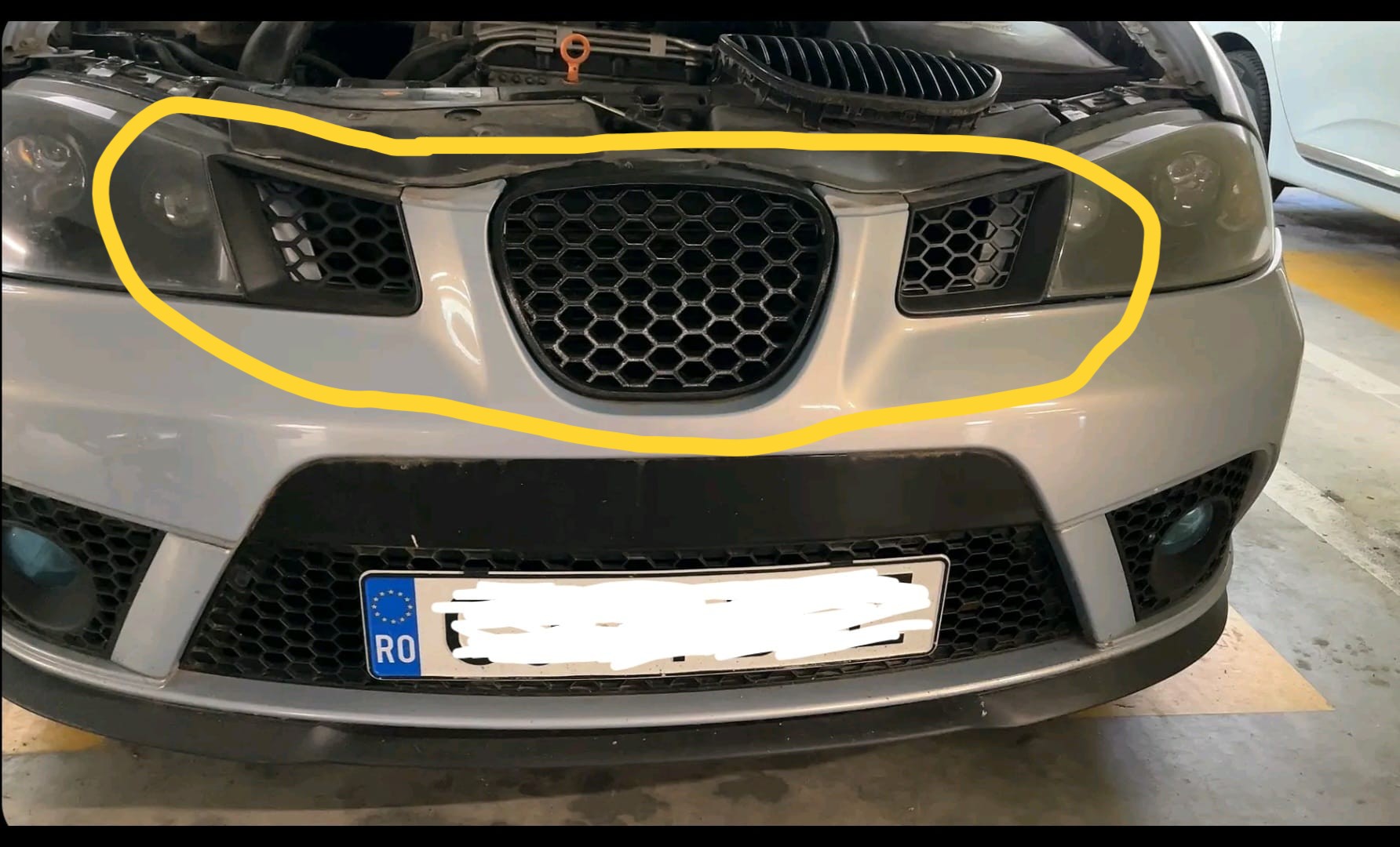 Set Grile Fată Tip Fagure (Centrală + Laterale) - Seat Ibiza 6L (2002 - 2008) Honeycomb cu Cleme OEM - Seat Ibiza 6L MK3