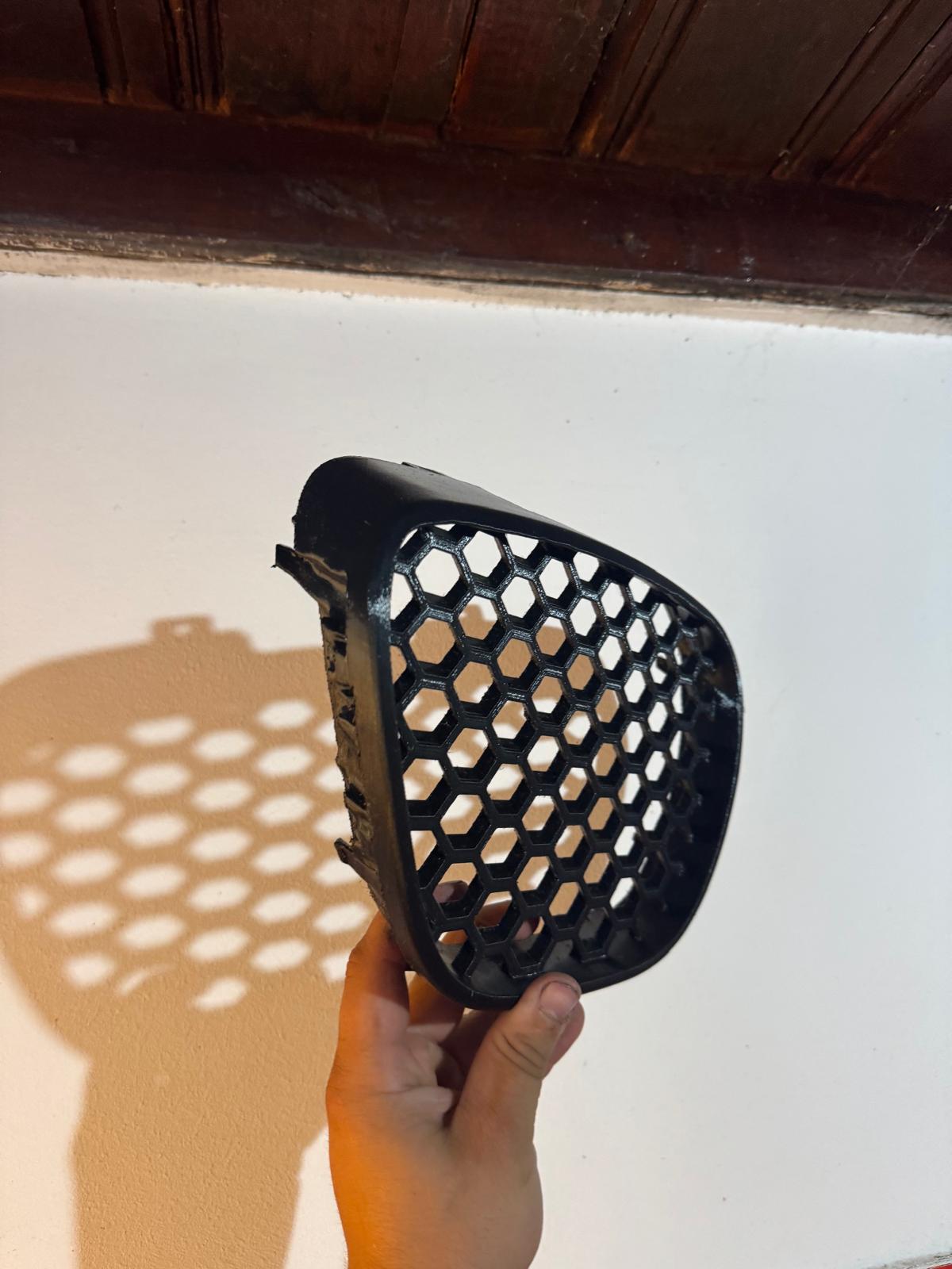 Set Grile Fată Tip Fagure (Centrală + Laterale) - Seat Ibiza 6L (2002 - 2008) Honeycomb cu Cleme OEM - Seat Ibiza 6L MK3 - imagine 7