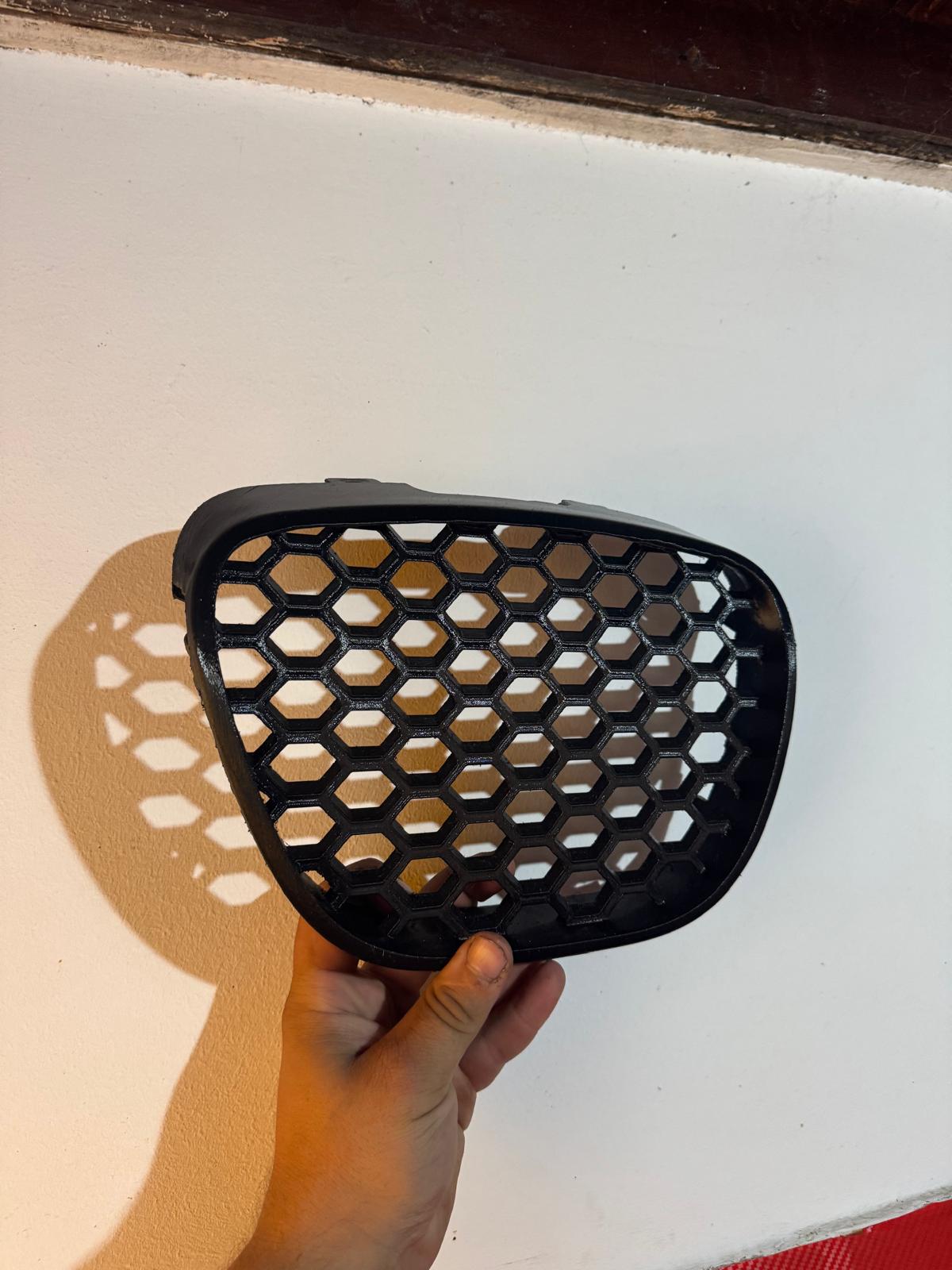 Set Grile Fată Tip Fagure (Centrală + Laterale) - Seat Ibiza 6L (2002 - 2008) Honeycomb cu Cleme OEM - Seat Ibiza 6L MK3 - imagine 6