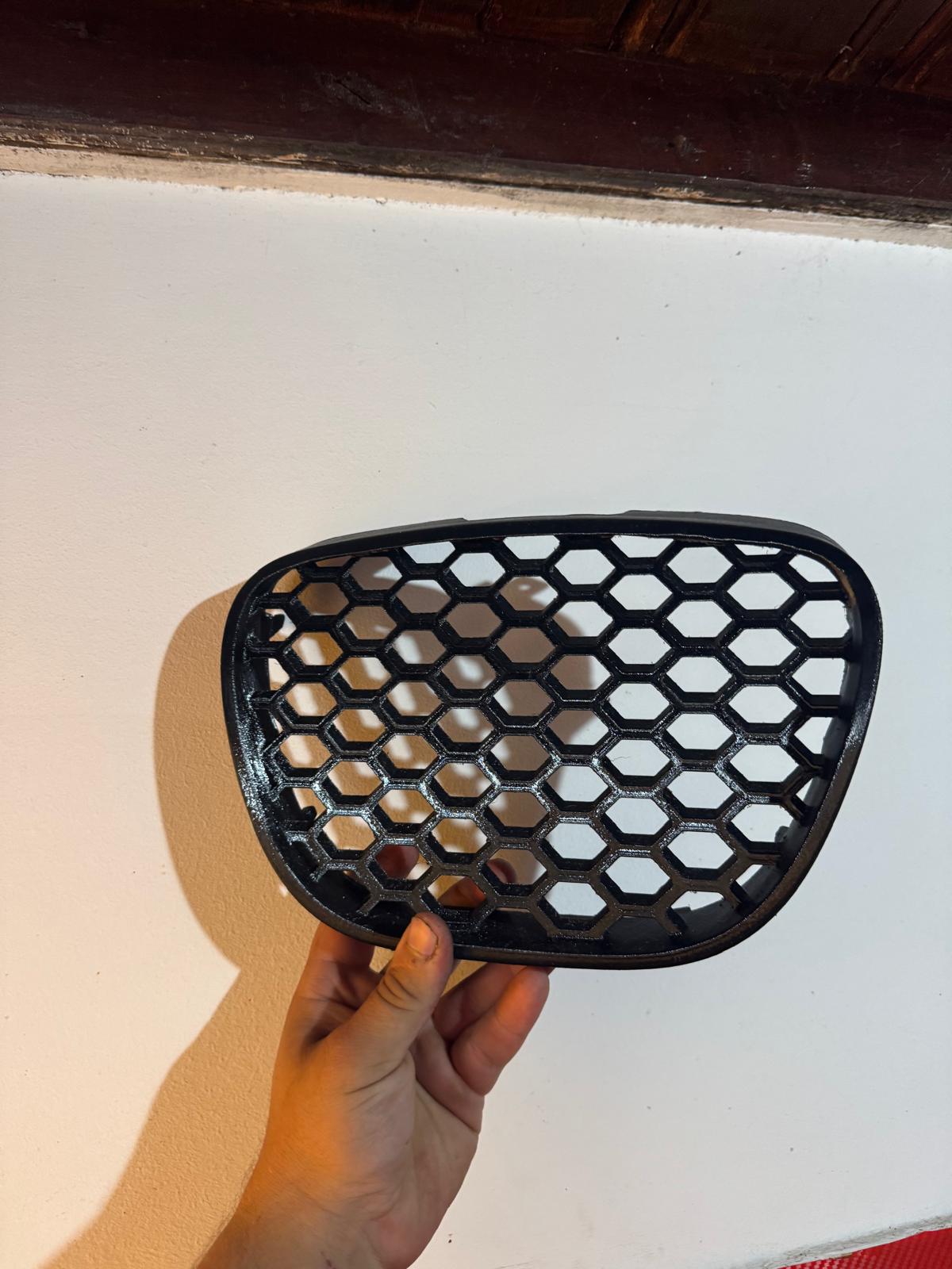 Set Grile Fată Tip Fagure (Centrală + Laterale) - Seat Ibiza 6L (2002 - 2008) Honeycomb cu Cleme OEM - Seat Ibiza 6L MK3 - imagine 8