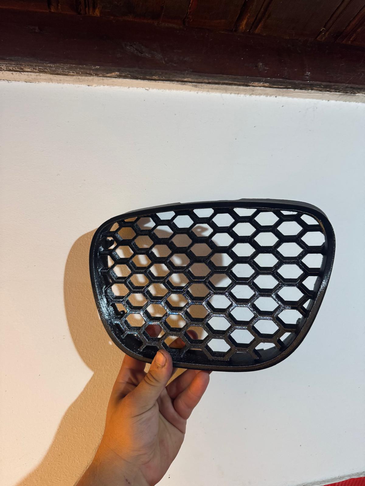 Set Grile Fată Tip Fagure (Centrală + Laterale) - Seat Ibiza 6L (2002 - 2008) Honeycomb cu Cleme OEM - Seat Ibiza 6L MK3 - imagine 10